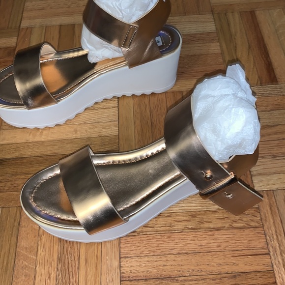 Steve Madden Has platform Sandals - Picture 4 of 13